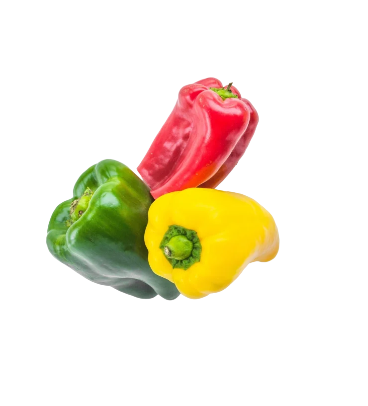 vista-angulo-alto-verde-pimientos-amarillos-rojos-sobre-fondo-blanco